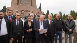 Ümit Özdağ, İzmir Menemen’de Şehit Kubilay Anıtı önünde basın açıklaması yaptı.